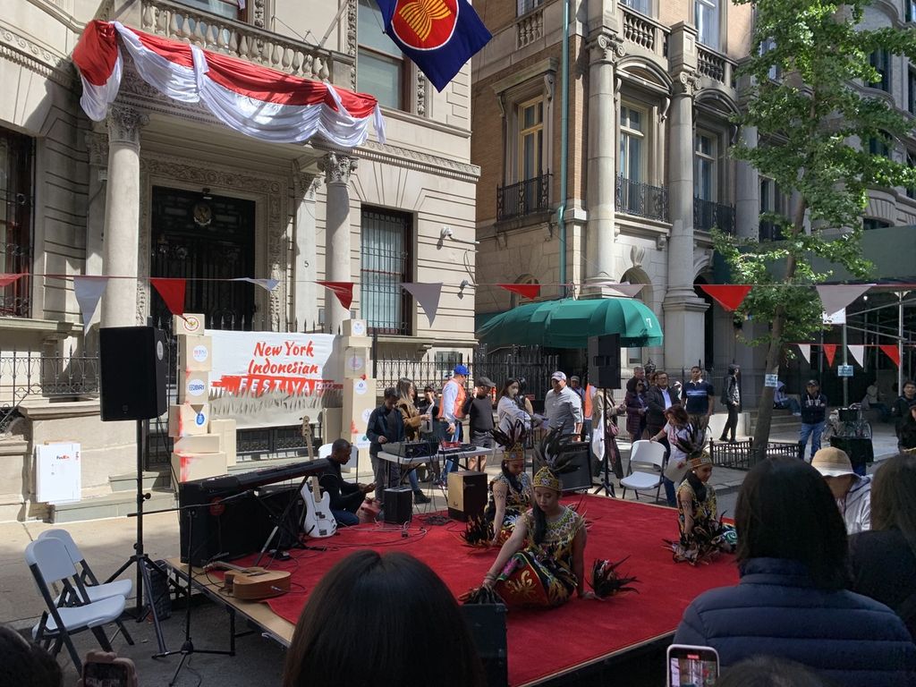 Acara New York Indonesian Festival digelar di depan Konsulat Jenderal RI New York di New York, Amerika Serikat, 24 September 2022.