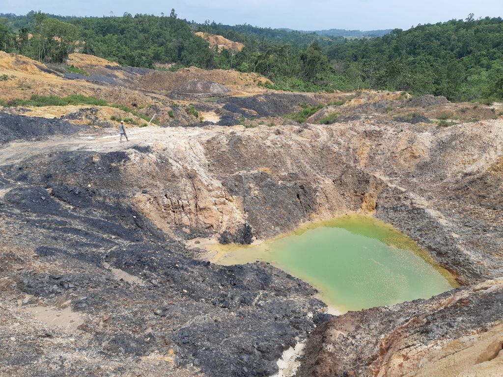 Lubang bekas tambang tampak ada di dalam wilayah hutan konservasi Taman Hutan Raya Bukit Soeharto, Kutai Kartanegara, Kalimantan Timur, Jumat (23/11/2018). 