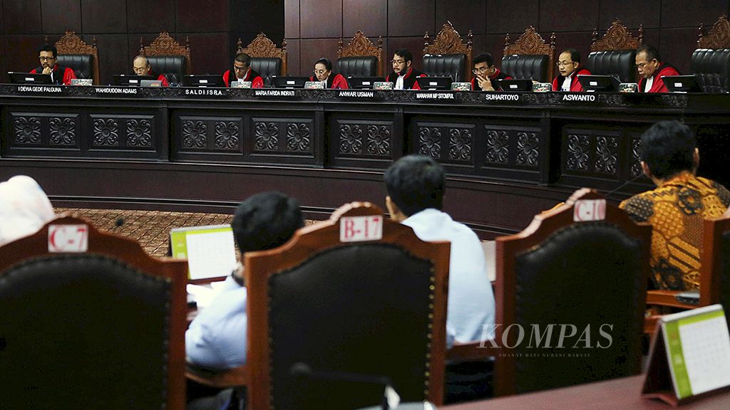 Ketua  Majelis Hakim Anwar Usman (kelima dari kiri) bersama hakim Mahkamah Konstitusi (MK) lain saat pembacaan putusan enam perkara pengujian undang-undang (PUU) di gedung MK, Jakarta, Selasa (20/3). Dalam sidang itu, Hakim Panel MK mengabulkan pencabutan perkara PUU Ormas oleh kuasa hukum dan mengabulkan uji materi UU MK tentang ketentuan pengakuan putusan MK.