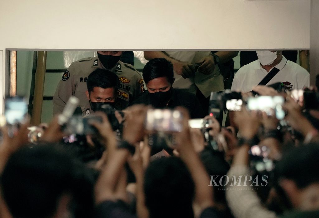 Bhayangkara Dua E (tengah) keluar setelah menjalani pemeriksaan di Kantor Komnas HAM, Jakarta, Selasa (26/7/2022). 