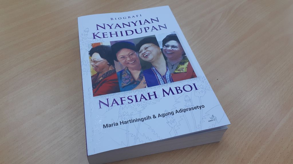 Buku biografi Menteri Kesehatan 2012-2014 Nafsiah Mboi berjudul <i>Nyanyian Kehidupan Nafsiah Mboi</i> karya Maria Hartiningsih dan Agung Adiprasetyo.