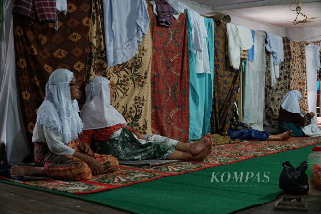 Jemaah Tarekat Naqsabandiyah yang bersuluk di Surau Baitul Makmur, Padang, Sumatera Barat, sedang beristirahat sembari menunggu waktu shalat Asar, Selasa (14/5/2019). Mereka mengasingkan diri selama 40 hari ke tempat sunyi pada bulan Ramadhan untuk mendekatkan diri kepada Sang Pencipta.