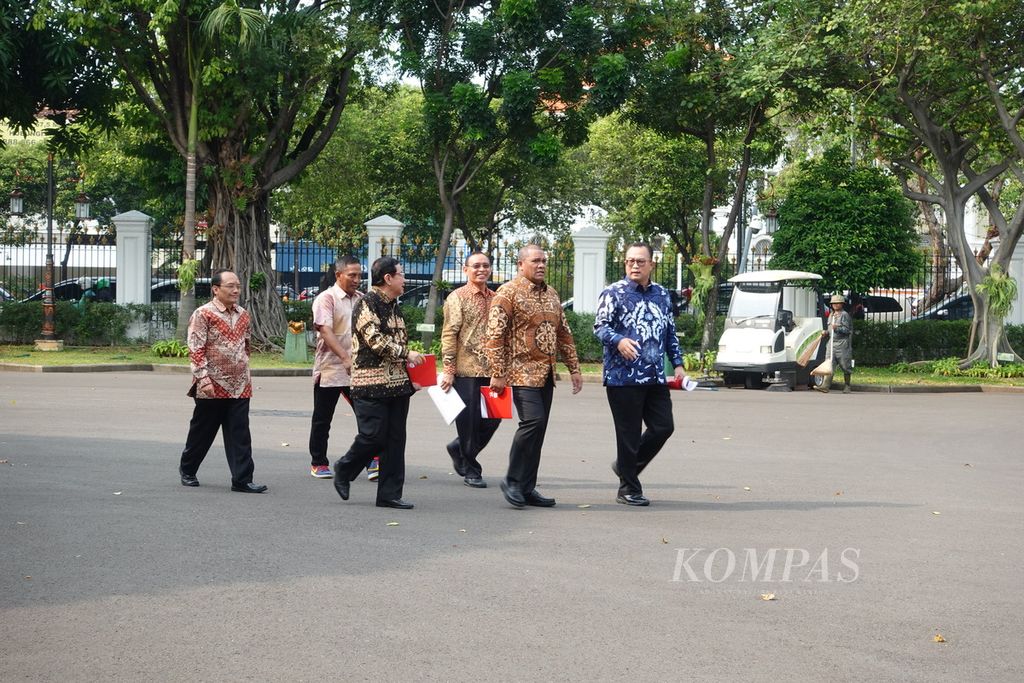 Forum Rektor Indonesia saat berjalan di Kompleks Istana Kepresidenan sebelum bertemu Presiden Joko Widodo di Istana Merdeka, Jakarta, Selasa (7/11/2023).