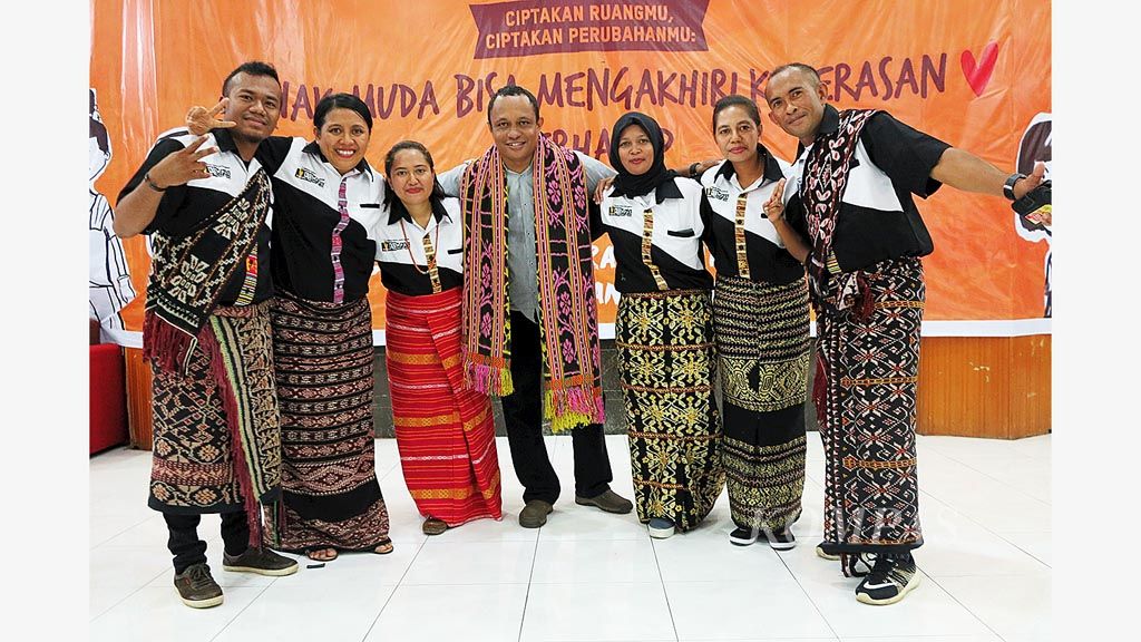 Perwakilan  Komunitas Peacemaker Kupang (KOMPAK) dan Komunitas Peacemaker Perbatabasan RI-Timor Leste (KOMPAS) hadir foto bersama saat hadir dalam Konferensi Anak Muda Pembawa Perubahan di Kota Mataram, Nusa Tenggara Barat, Selasa (17/1).