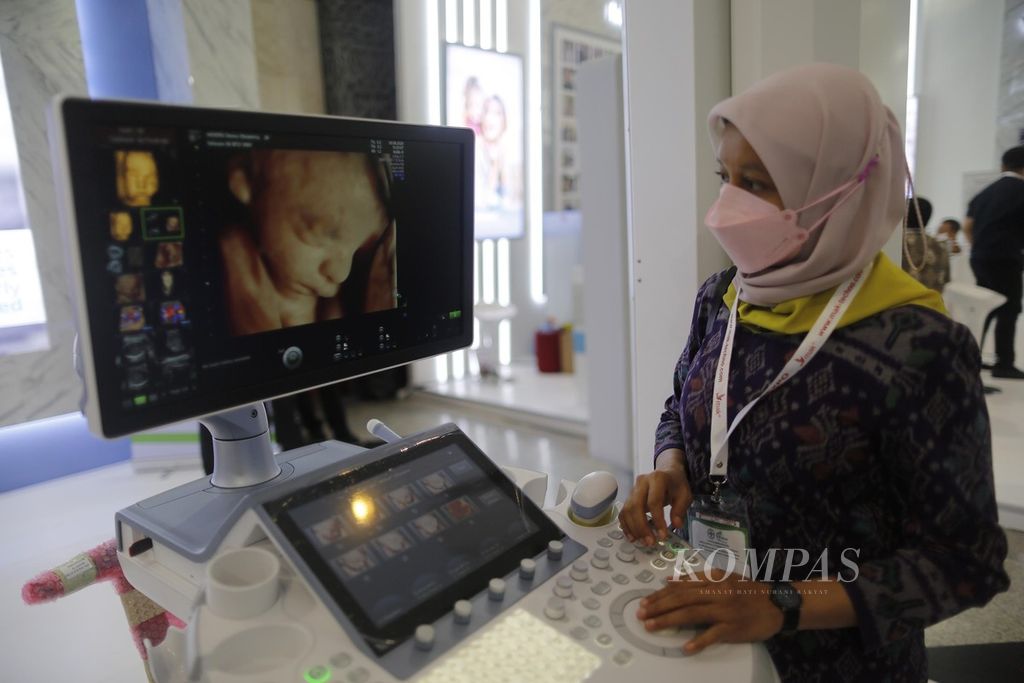 petugas mendemonstrasikan alat USG 3D pada pameran Alat Kesehatan ke-34 di Jakarta Convention Center, Senayan, Jakarta, Jumat (21/10/2022). Pameran yang berlangsung hingga Sabtu (22/10/2022) ini menampilkan berbagai produk inovasi teknologi peralatan kesehatan pada rumah sakit, laboratorium, klinik, dan farmasi.