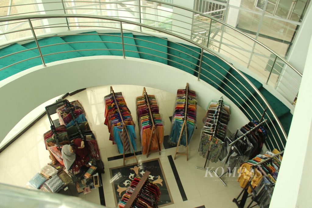 Koleksi produk di UMKM Center Pontianak, Kalimantan Barat, Selasa (21/9/2021). 
