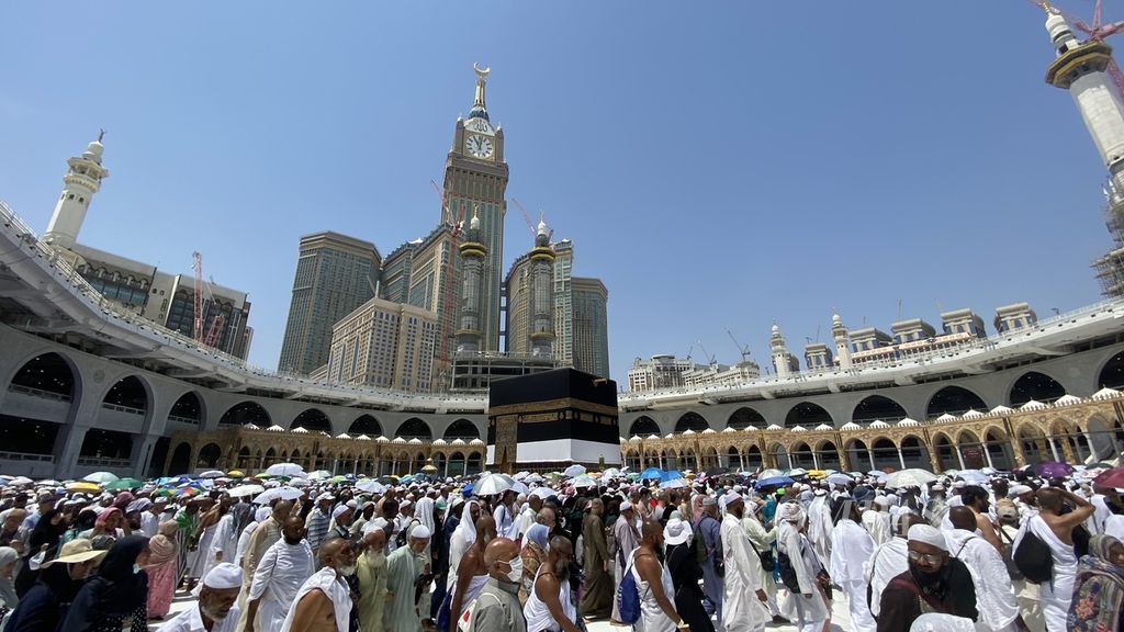 Jemaah haji mengelilingi Kabah untuk menjalankan tawaf wada (perpisahan) di Masjidil Haram, Mekkah, Arab Saudi, Senin (3/7/2023). 