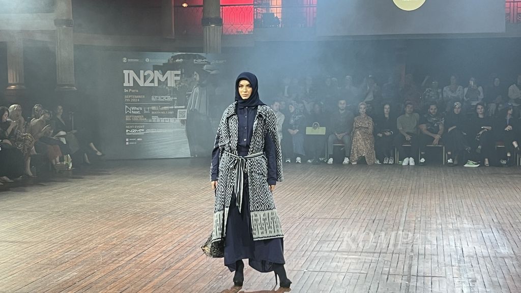 Koleksi milik Yece by Yeti Topiah yang ditampilkan di Indonesia International Modest Fashion Festival (IN2MF) di Salle Wagram, Paris, Perancis, Sabtu (7/9/2024).