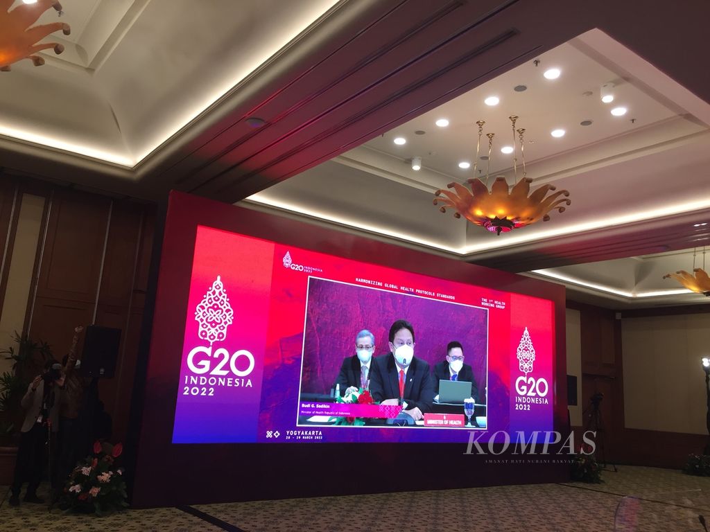 Menteri Kesehatan Budi Gunadi Sadikin menyampaikan sambutan dalam pembukaan The First G20 Health Working Group di Yogyakarta, Senin (28/3/2022).
