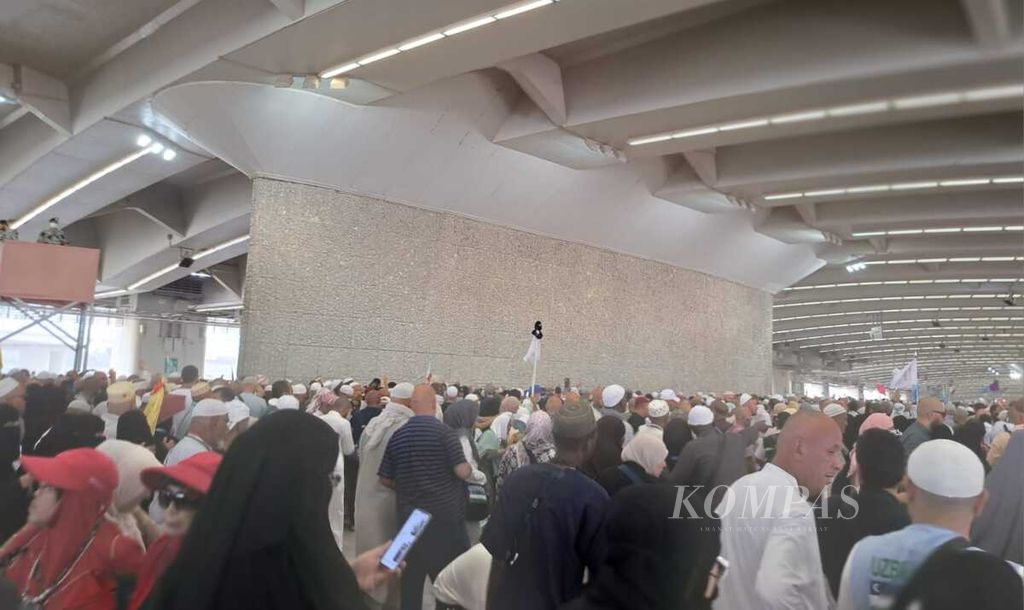 Aktivitas lempar jumrah oleh jemaah haji di pilar jamarat di Mina, Mekkah, Arab Saudi, Kamis (29/6/2023).