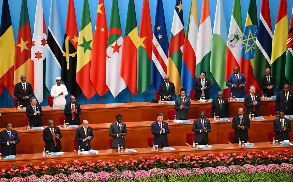 Para pemimpin negara-negara Afrika memberikan aplaus kepada Presiden China Xi Jinping (tengah) setelah Xi berpidato pada upacara pembukaan Forum Kerja Sama China-Afrika atau Forum on China-Africa Cooperation (FOCAC) di gedung Balai Agung Rakyat di Beijing, China, Kamis (5/9/2024).  