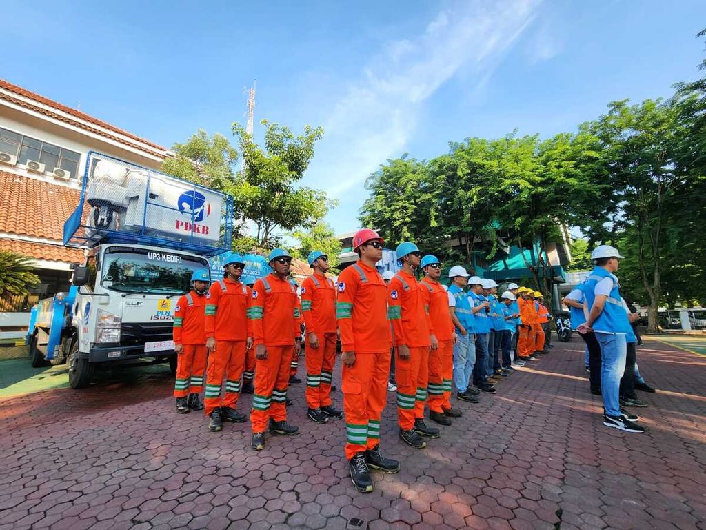 Ribuan personel PLN Jawa Timur dikerahkan untuk menjaga keandalan pasokan listrik selama periode Natal dan Tahun Baru 2023. Mereka menggelar apel kesiapsiagaan, Selasa (20/12/2022). 