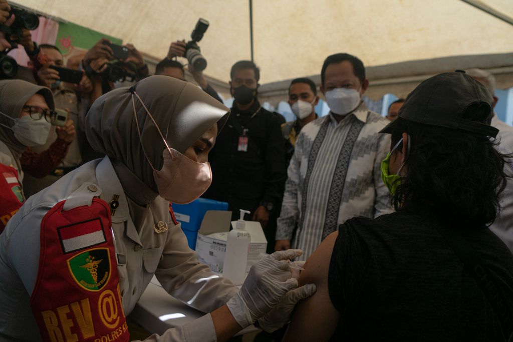 Menteri Dalam Negeri Tito Karnavian memantau vaksinasi di Kendari, Sulawesi Tenggara, Sabtu (11/12/2021). Kendari adalah satu-satunya daerah dari 17 kabupaten/kota di Sultra yang mencapai target 70 persen. Tito berharap semua daerah melakukan percepatan dalam tiga pekan ke depan.
