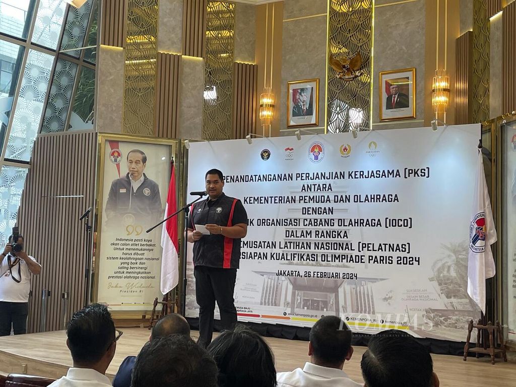 Menteri Pemuda dan Olahraga Dito Ariotedjo memberikan sambutan dalam acara penandatanganan kerja sama antara Induk Organisasi Cabang Olahraga dan Kementerian Pemuda dan Olahraga dalam rangka pemusatan latihan nasional untuk kualifikasi Olimpiade Paris 2024, Senin (26/4/2024), di Jakarta.