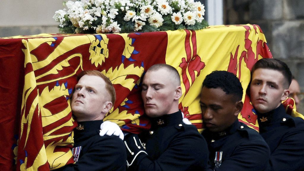 Personel militer Inggris Raya mengangkut peti jenazah Ratu Elizabeth II di Istana Holyroodhouse di Edinburgh, SKotlandia pada hari Minggu (11/9/2022). Ratu Eiizabeth mangkat pada hari Kamis (8/9/2022) dalam umur 96 tahun dan telah memimpin Britania Raya selama 70 tahun.     