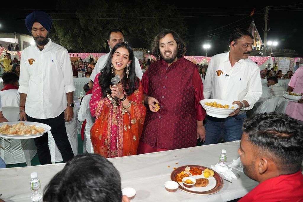 Anant Ambani (tengah) dan calon istrinya, Radhika Merchant, sedang menjamu tamu-tamunya dalam acara pesta pertunangan di Desa Jogvad, India, 28 Februari 2024. 