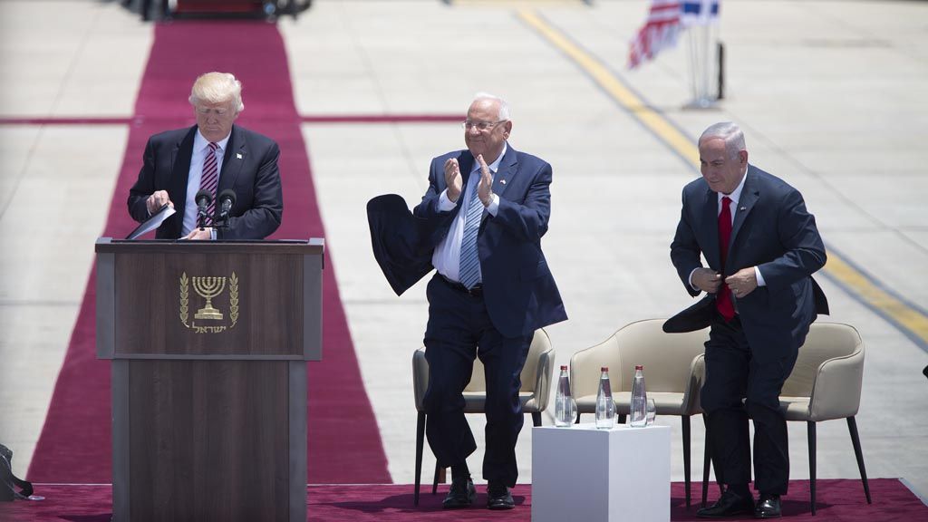 Presiden Amerika Serikat  Donald Trump berpidato dengan Perdana Menteri Israel Benjamin Netanyahu (kanan) dan Presiden Israel Reuven Rivlin dalam upacara penyambutan kedatangan Trump di Bandara Internasional Ben Gurion di Lod, dekat  Tel Aviv, Israel, Senin (22/5).
