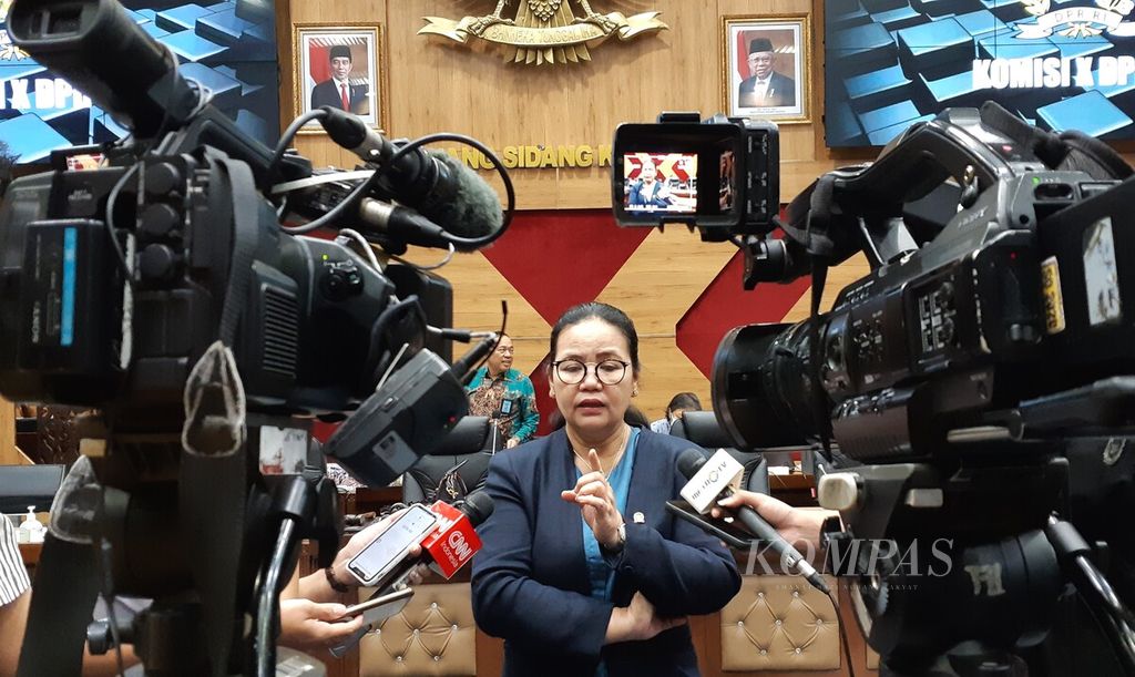 Wakil Ketua Komisi X DPR Agustina Wilujeng Pramestuti menjawab pertanyaan wartawan seusai rapat kerja dengan Kemendikbudristek yang membahas program <i>ferienjob</i>, Rabu (3/4/2024).