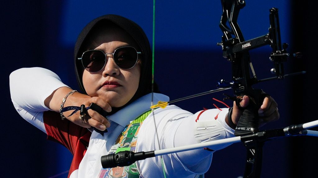 Pemanah Indonesia Syifa Nurafifah membidik sasaran saat babak perdelapan final beregu putri Olimpiade Paris 2024 antara Indonesia dan Malaysia di Invalides, Paris, Minggu (28/7/2024).