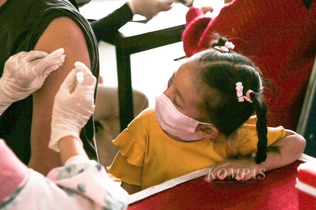 Warga memadati pelaksanaan Vaksinasi Merdeka Booster di sebuah mal di kawasan Bojongsari, Depok, Jawa Barat, Selasa (29/3/2022). Vaksinasi yang diselenggarakan Polsek Bojongsari tersebut menyasar para pengunjung pusat perbelanjaan. Warga antusias mengikuti vaksinasi <i>booster</i> sebagai salah satu syarat perjalanan saat mudik lebaran.