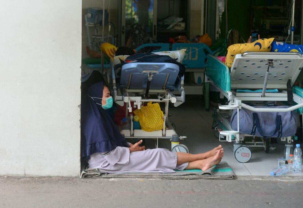 Pasien terpaksa dirawat sementara di teras depan pintu IGD Rumah Sakit Dr Kariadi, Kota Semarang, Jawa Tengah, Selasa (15/6/2021). 