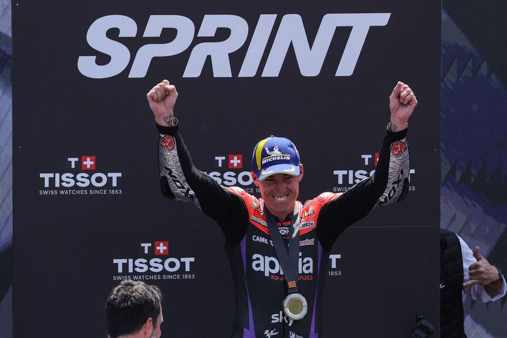 Pebalap MotoGP dari tim Aprilia Aleix Espargaro merayakan kemenangannya di atas podium seusai balapan sprint MotoGP di Sirkuit Barcelona-Catalunya, Montmelo, Sabtu (25/5/2024).   