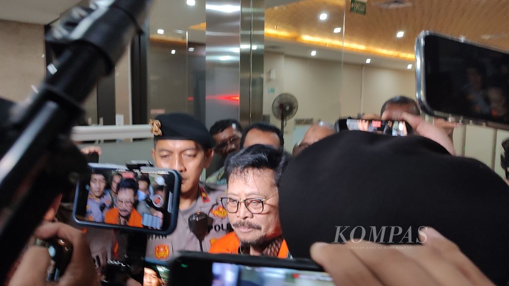 Tersangka kasus dugaan korupsi berupa pemerasan atau penerimaan gratifikasi, Syahrul Yasin Limpo, keluar dari Gedung Bareskrim seusai menjalani pemeriksaan selama 7 jam, Kamis (29/11/2023). 