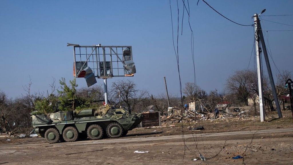 Sebuah tank Angkatan Darat Ukraina melaju menuju garis depan di Yasnogorodk, Jumat (25/3/2022). Wilayah tersebut merupakan sebuah kota kecil di pinggiran Kiev, di mana tentara Ukraina menghentikan laju serangan tentara Rusia.