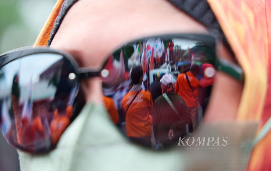 Kacamata buruh saat unjuk rasa pada Hari Buruh Internasional di depan kantor DPRD Jawa Tengah, Kota Semarang, Senin (1/4/2023). 