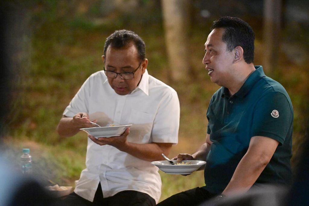 Mensesneg Pratikno bersama Kapolri Jenderal (Pol) Listyo Sigit Prabowo makan malam di kawasan Ibu Kota Nusantara (IKN), Kabupaten Penajam Paser Utara, Kalimantan Timur, pada Rabu (20/12/2023).