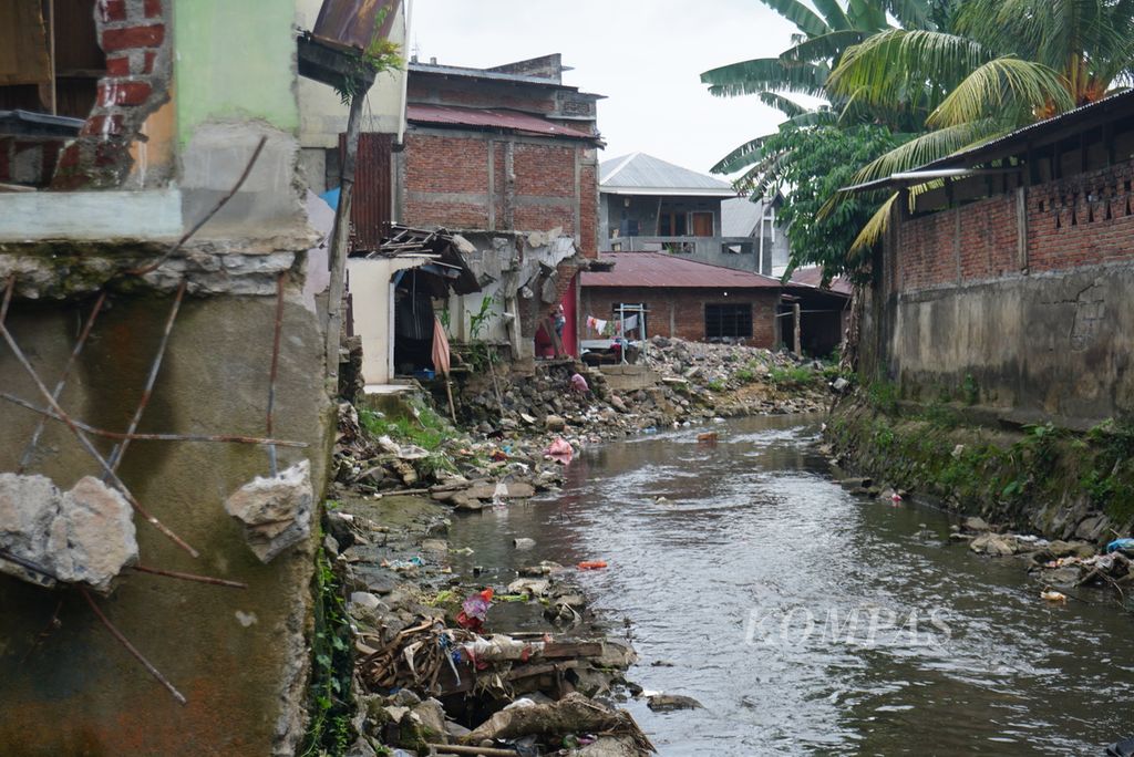 Bagian belakang rumah warga digusur pemerintah karena menyebabkan penyempitan badan sungai di Kelurahan Mahawu, Kecamatan Bunaken, Manado, Sulawesi Utara, pada Jumat (12/5/2023). Hampir setiap tahun Manado diterjang banjir, salah satunya akibat penyempitan badan sungai.