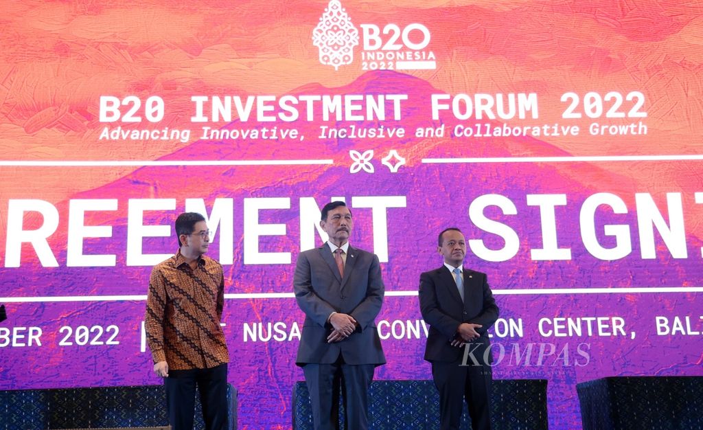 Menteri Koordinator Maritim dan Investasi Luhut Binsar Panjaitan (tengah) bersama Menteri Investasi/Kepala BKPM Bahlil Lahadalia (kanan), dan Ketua Kamar Dagang dan Indsutri Arsjad Rasjid menyaksikan penandatanganan kerjasama bisnis berbagai perusahaan di sela-sela pembukaan Indonesia Net Zero Summit 2022 di Nusa Dua, Bali, Jumat (11/11/2022). Indonesia Net Zero Summit merupakan bagian dari Bussines 20 (B20) Summit yang merupakan forum dialog resmi G20 dengan komunitas global yang mencakup 2.000 peserta yang mewakili lebih dari 6,5 juta bisnis. Net Zero Summit diikuti 700 peserta dari 30 negara yang membahas tentang peluang, tantangan, serta ajakan bertindak bagi perusahaan global untuk men-dekarbonisasi industri. Kompas/Hendra A Setyawan (HAS)