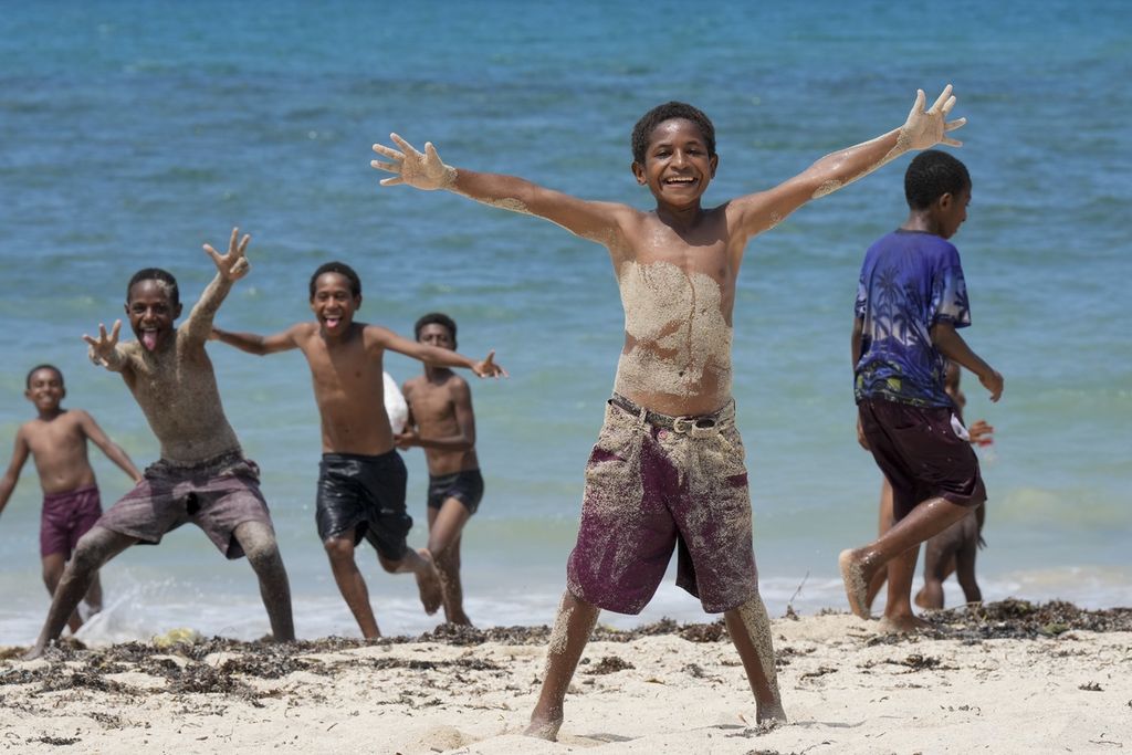 Anak-anak bermain di pantai dekat lokasi yang akan dikunjungi Paus Fransiskus akhir minggu ini di Port Moresby, Papua Niugini, Kamis (5/9/2024).