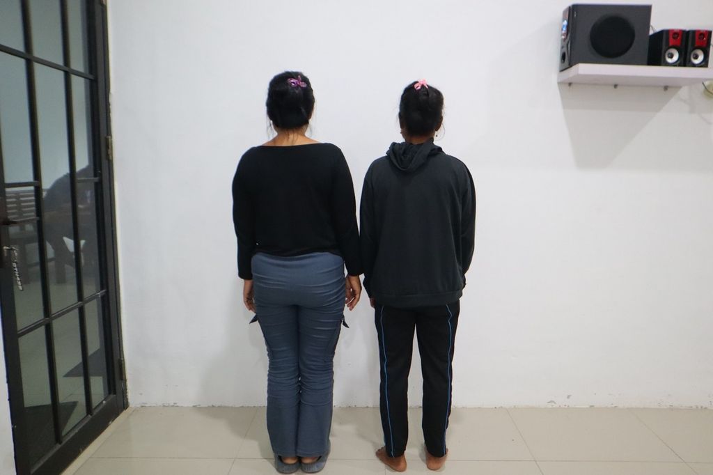 Dua pelaku yang diduga mencuri buah sawit milik perusahaan ditangkap Polres Kotawaringin Barat, Sabtu (4/5/2024). Mereka hanya dua dari total 13 orang yang ditangkap.