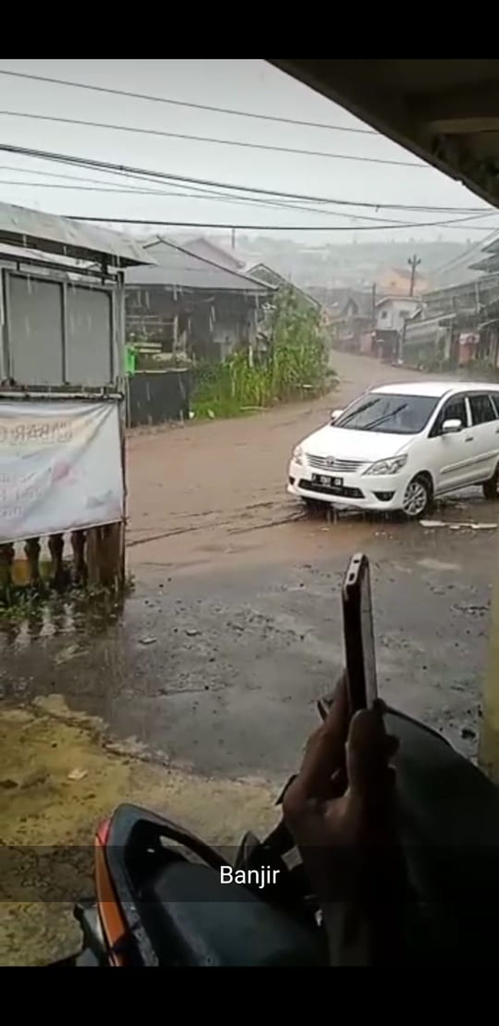 Kondisi jalur Dieng-Batur saat banjir bandang di Kabupaten Banjarnegara, Jawa Tengah, Kamis (3/2/2022).