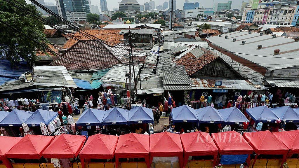 Deretan tenda yang digunakan pedagang kaki lima berjualan di salah satu ruas Jalan Jati Baru Raya, Jakarta Pusat, Rabu (24/1). Keberadaan pedagang di badan jalan berimbas pada sepinya penumpang bagi sekitar 1.400 angkutan kota dari lima trayek yang biasanya melewati jalur tersebut.
