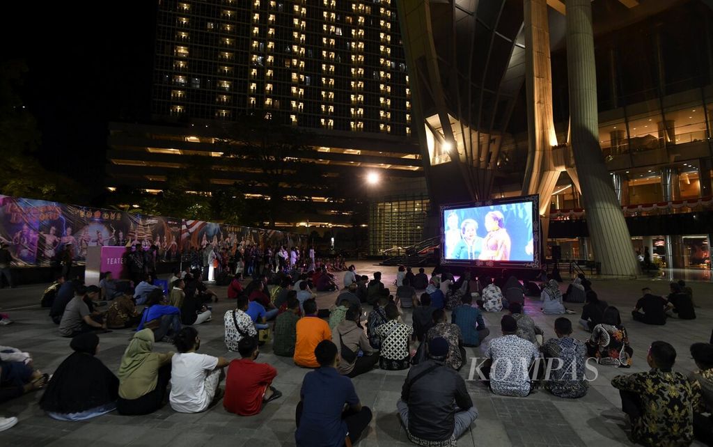 Layar monitor berukuran besar disiapkan di depan Gedung Teater Besar saat berlangsung pergelaran wayang orang Pandawa Boyong di Taman Ismail Marzuki, Jakarta, Minggu (15/1/2023) malam. 