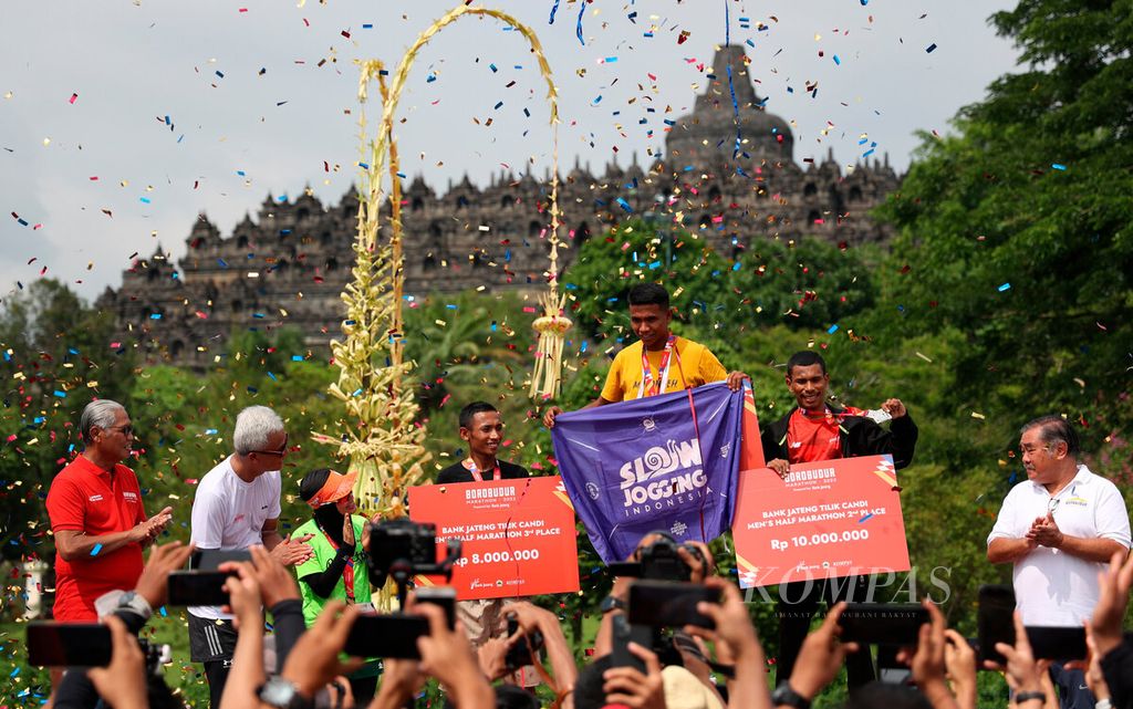 Tiga pemenang lari Tilik Candi kategori putra yang menerima hadiah dan medali bersamaan dengan penyelenggaraan Borobudur Marathon 2022 Powered by Bank Jateng di Taman Lumbini, kawasan Candi Borobudur, Jawa Tengah (13/11/2022). 