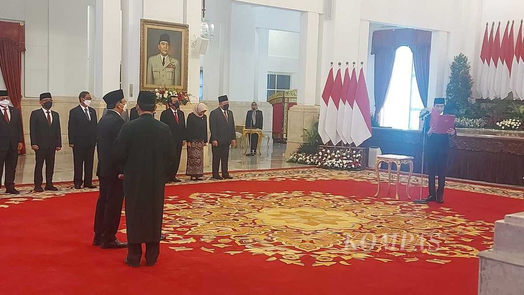 Presiden Joko Widodo melantik Muhamad Mardiono sebagai Utusan Khusus Presiden Bidang Kerja Sama Pengentasan Kemiskinan dan Ketahanan Pangan di Istana Negara, Jakarta, Rabu (23/11/2022).