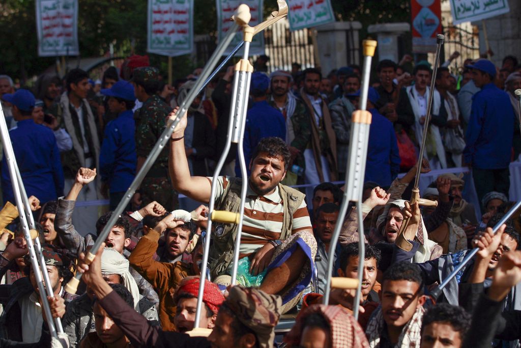 Pendukung Houthi meneriakkan slogan-slogan dalam demonstrasi di ibu kota Yaman, Sanaa, menyusul laporan serangan oleh koalisi pimpinan Arab Saudi di markas kelompok itu, 21 Januari 2022. 