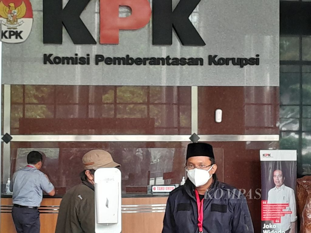 Bupati Sidoarjo Ahmad Muhdlor Ali keluar dari Gedung KPK untuk menjalani ibadah shalat Jumat, Jumat (16/2/2024).