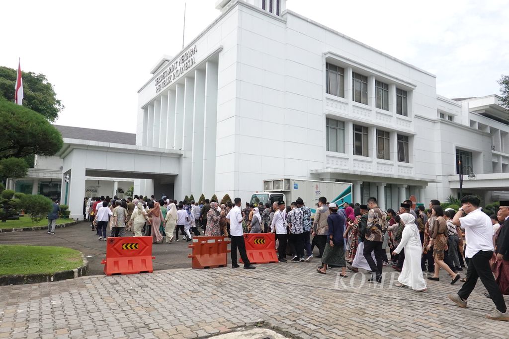 Masyarakat antusias mengikuti gelar griya yang digelar di Istana Negara, Jakarta, Rabu (10//2024). Gelar griya ini diselenggarakan seusai Presiden Joko Widodo dan Ibu Iriana Joko Widodo menunaikan shalat Idul Fitri 1445 Hijriah di Masjid Istiqlal, Jakarta.