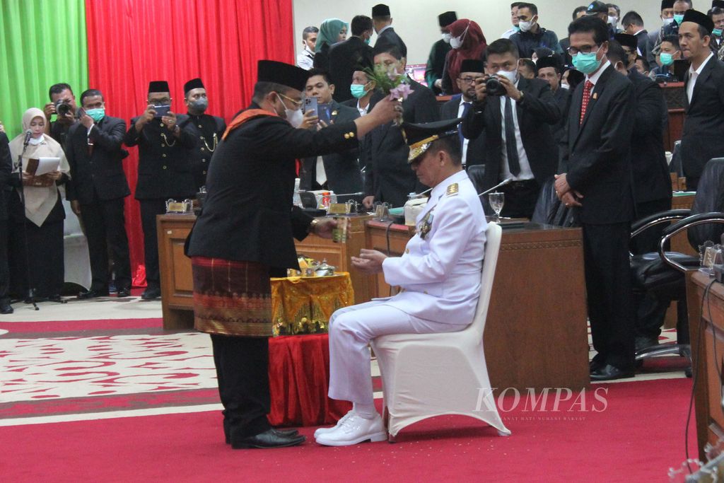 Achmad Marzuki (seragam putih) saat acara pelantikan sebagai Penjabat Gubernur Aceh, Rabu (6/7/2022), di Banda Aceh.