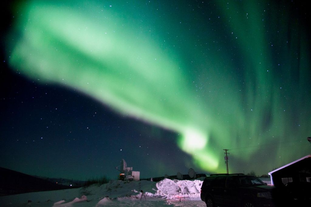Aurora Borealias yang diamati dari wilayah Alaska, Amerika Serikat, pada 16 Februari 2017. Aurora terjadi karena partikel bermuatan dari Matahari yang terbawa oleh angin Matahari berinteraksi dengan sejumlah partikel di bagian atas atmosfer Bumi.