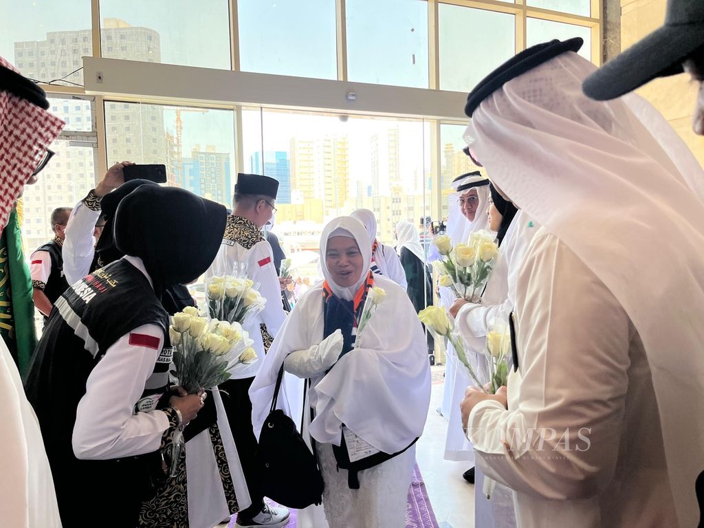 The welcoming atmosphere for the arrival of the first batch of Hajj pilgrims at the Al Ghadeer Hotel, Mecca, Saudi Arabia, on Monday (20/5/2024).