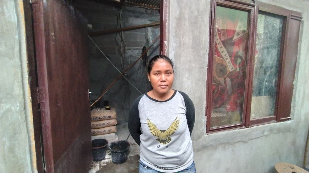 Kamsiatum (34) bersama suaminya tengah membangun kembali rumahnya yang hangus terbakar di RT 004 RW 001 Kelurahan Pegangsaan, Kecamatan Menteng, Jakarta Pusat, Kamis (22/12/2022).