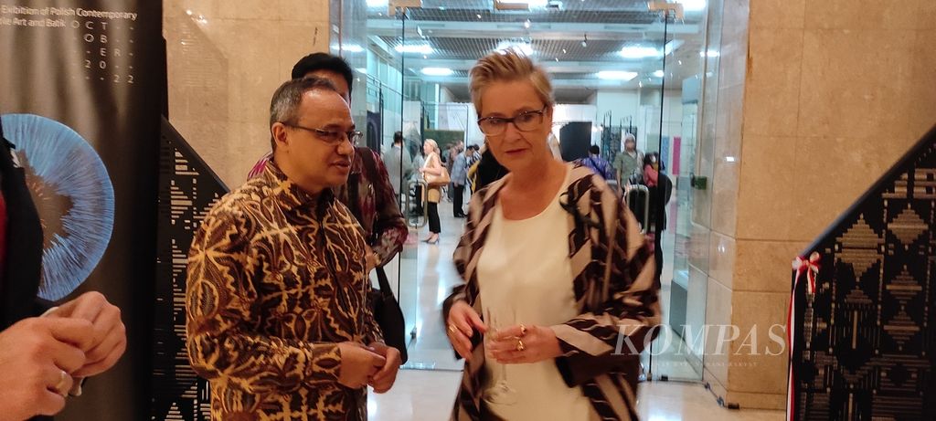 Duta Besar Polandia untuk Indonesia Beata Stoczynska (kanan) membuka pameran seni kain kontemporer Polandia di Museum Nasional Indonesia, Jakarta, Senin (3/10/2022). Pameran itu salah satu wujud diplomasi budaya Polandia di Indonesia