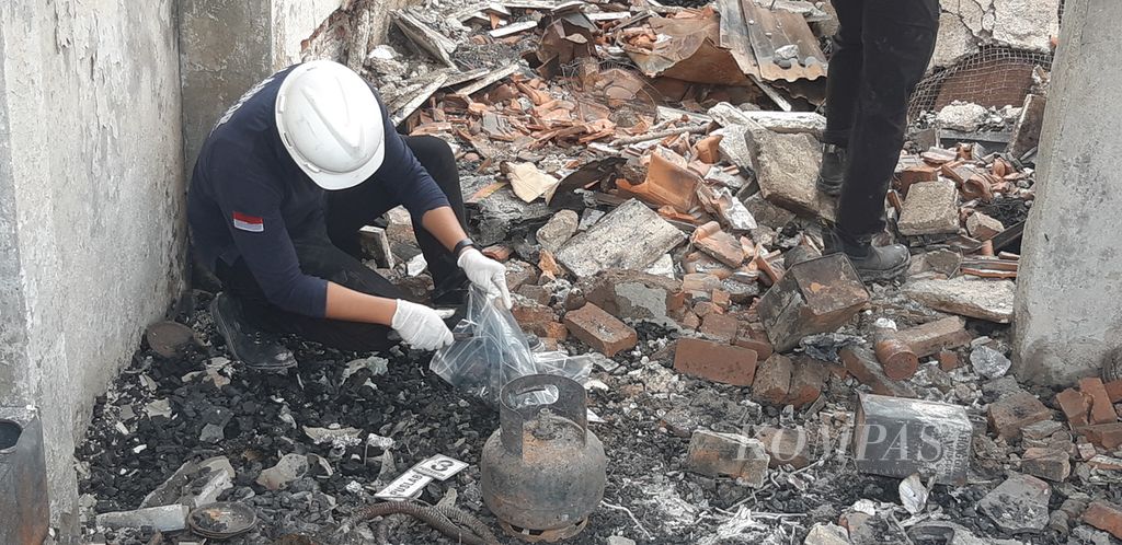 Seorang petugas Puslabfor Polri mengumpulkan barang bukti kebakaran di Jalan Cikini Kramat, Kelurahan Pegangsaan, Kecamatan Menteng, Jakarta Pusat, Kamis (29/9/2022).