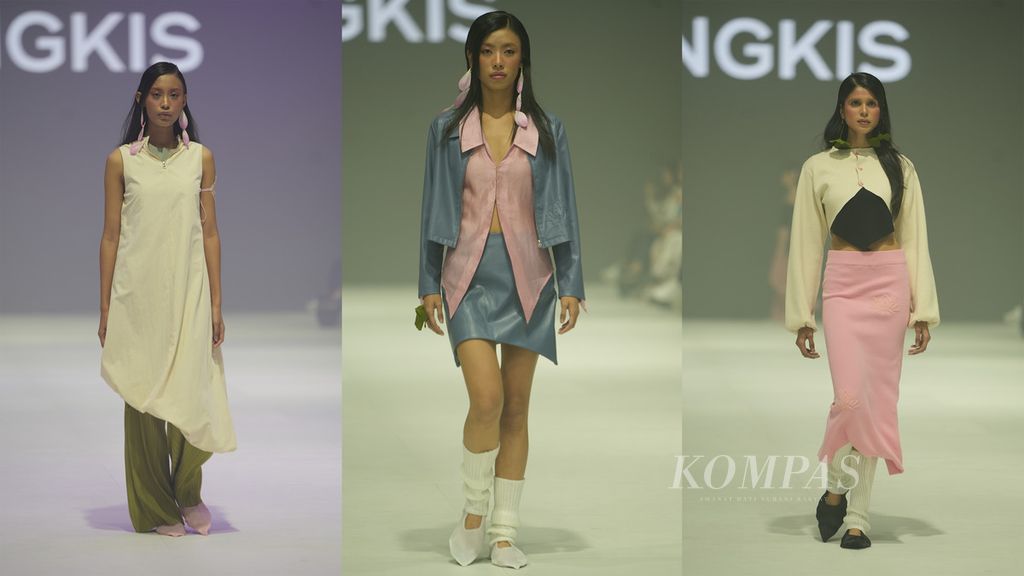 Model membawakan koleksi 3Mongkis dalam Jakarta Fashion Week (JFW) 2024 di Pondok Indah Mall III, Jakarta Selatan, Selasa (24/10/2023). 