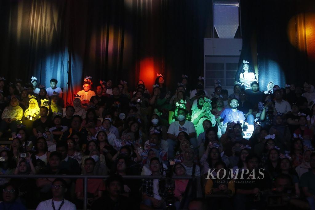 Sekitar 3.000 penonton menyimak aksi panggung band pop RAN saat menggelar konser tunggal bertajuk The Sweet Seventeen Show di Gelanggang Basket, kompleks Gelora Bung Karno, Senayan, Jakarta, Rabu (20/12/2023). 